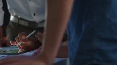 Zeki ve yaratıcı Asyalı genç insanlar modern gece ofisinde fikirlerle buluşup mobil uygulama yazılımı tasarımı projesini tartışırken iş beyin fırtınası yapıyorlar. İş arkadaşı takım çalışması konsepti.