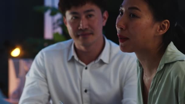 Щасливі Азійські Комерсанти Бізнесмени Зустрічаються Щоб Продумати Нові Ідеї Про — стокове відео