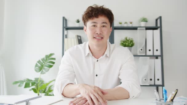 Nuori Aasian Liikemies Tietokoneella Kannettava Puhua Kollegoille Suunnitelma Videopuhelu Kokouksessa — kuvapankkivideo