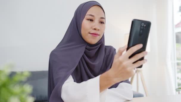 Mladá Asie Muslimská Podnikatelka Pomocí Chytrého Telefonu Mluvit Přítelem Videochat — Stock video