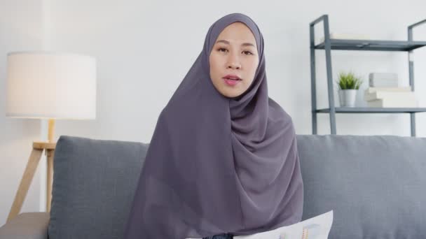 Asyalı Müslüman Kadın Tesettür Giyer Bilgisayarla Arkadaşlarına Video Görüşmesinde Satış — Stok video