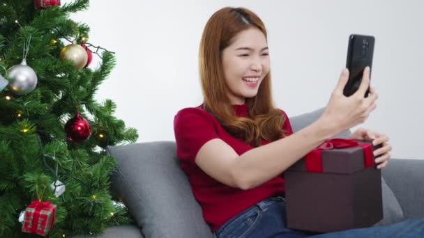 Ung Asiatisk Kvinde Ved Hjælp Smart Telefon Videoopkald Taler Med – Stock-video