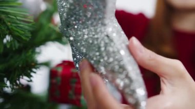 Noel ağacında süslerle süslenmiş Asyalı bir kadın ve evde yeni yıl festivali. Xmas kutlaması etkinlik hazırlığı ya da kış bayramı festivali kapalı mekanda parti konsepti. Yakın çekim..