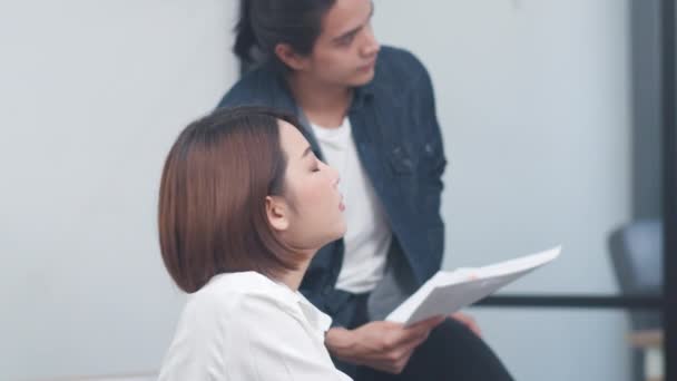 Feliz Joven Asia Hombres Negocios Mujeres Negocios Reunión Lluvia Ideas — Vídeos de Stock