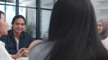 Zeki ve yaratıcı insanlardan oluşan çok ırklı bir grup modern ofiste iş beyin fırtınası fikirlerle mobil uygulama yazılım tasarımı projesini tartışıyor. İş arkadaşı takım çalışması konsepti.