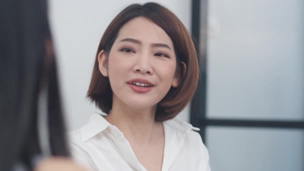 Jovens Empresários Asiáticos Felizes Mulheres Negócios Que Encontram Brainstorming Algumas — Vídeo de Stock