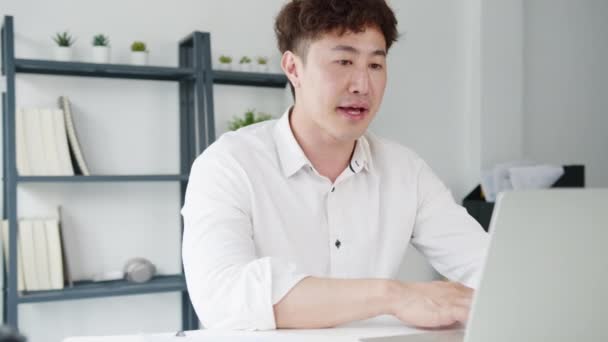 Młody Biznesmen Azji Pomocą Laptopa Porozmawiać Kolegami Planie Rozmowie Wideo — Wideo stockowe