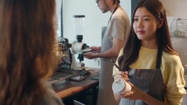 Unga Asien Kvinnliga Barista Servitör Tar Order Från Kunden Står — Stockvideo