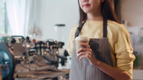Unga Asien Kvinnliga Barista Servering Bort Varm Kaffepapper Kopp Till — Stockvideo