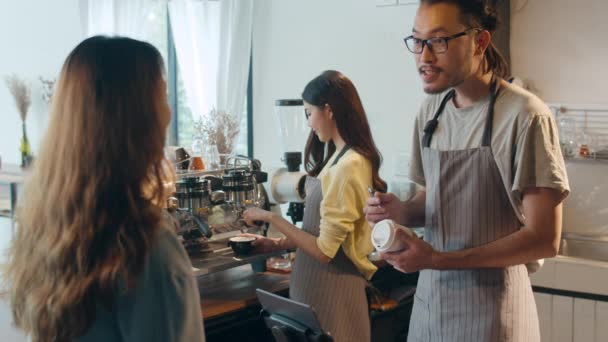 Joven Camarero Barista Masculino Asia Tomando Orden Del Cliente Pie — Vídeos de Stock