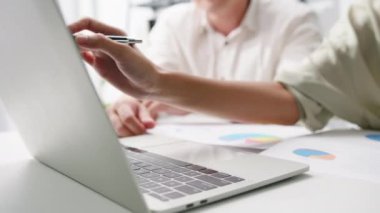 Laptop sunumu ve iletişim toplantısını kullanan çok kültürlü iş adamlarının ortak süreci, yeni proje arkadaşlarıyla ilgili fikir alışverişinde bulundu..