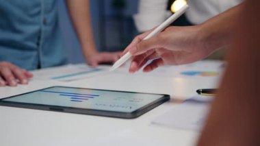 Milenyum Asyalı iş adamları ve iş kadınları yeni evrak projeleri hakkında fikir alışverişinde bulunuyorlar. İş arkadaşları birlikte çalışıyorlar. Başarı stratejisi planlıyorlar..