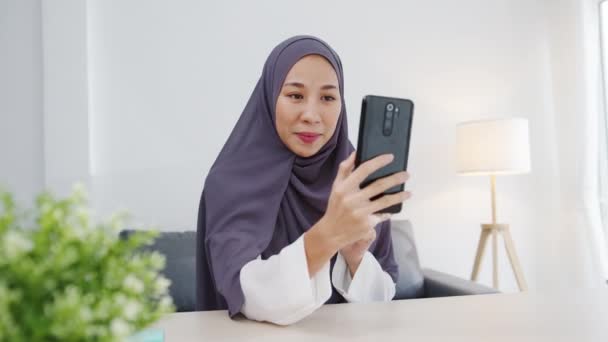 Jovem Ásia Muçulmana Empresária Usando Telefone Inteligente Falar Com Amigo — Vídeo de Stock