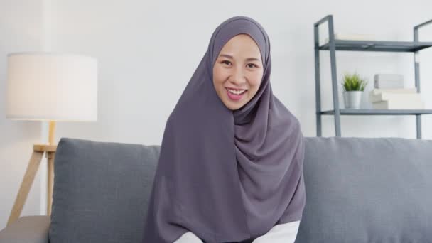 Asia Musulmana Dama Usar Hijab Utilizando Ordenador Portátil Hablar Con — Vídeos de Stock