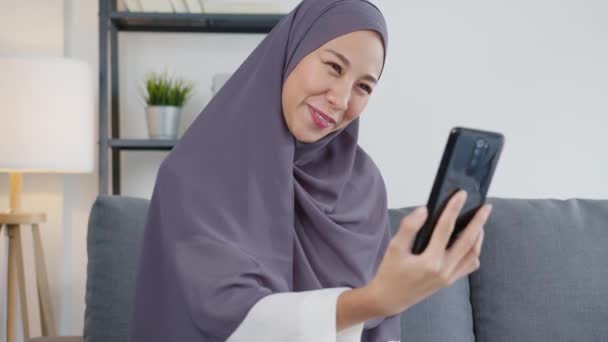 Asyalı Müslüman Kadın Tesettüre Girip Telefon Görüşmesiyle Evde Bir Çiftle — Stok video