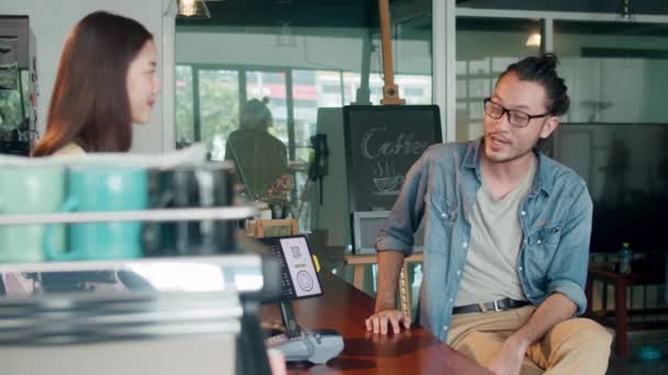 Kafe Restoranındaki Tezgahın Arkasında Duran Tüketiciye Sıcak Kahve Bardağı Servis — Stok video