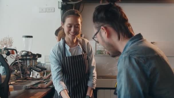 Unga Asien Kvinnliga Barista Servering Bort Varm Kaffepapper Kopp Till — Stockvideo