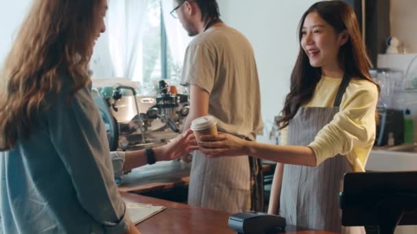 아시아의 바리스타가 소비자들에게 가져가서 식당의 카운터 지불하기 카드를 소기업 음료의 — 비디오