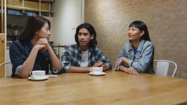 カフェレストランで一緒に座っている間 幸せな若いアジアの友人のグループは 楽しい時間を過ごし 友情拳ポンプで挨拶をしています コーヒーショップの休日の活動 友情のライフスタイルコンセプト — ストック動画
