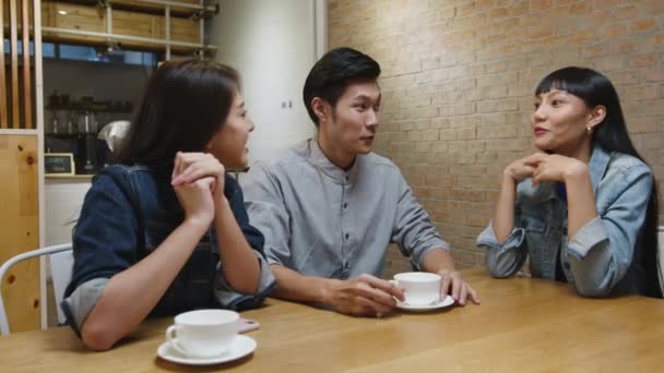 Grupp Glada Unga Asiatiska Vänner Som Har Roligt Och Hälsar — Stockvideo