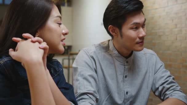 Grupp Glada Unga Asiatiska Vänner Som Har Roligt Och Hälsar — Stockvideo