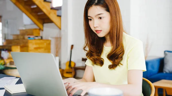 Portrett Frittstående Asiatiske Kvinner Som Bruker Laptop Stua Hjemme Arbeide – stockfoto