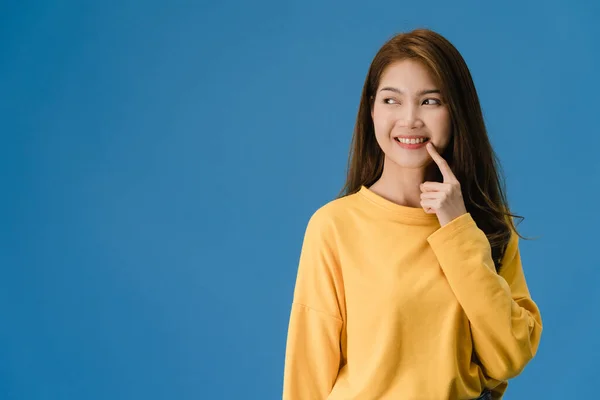 Unge Asiatisk Dame Som Viser Smil Positivt Uttrykk Kledd Vanlige – stockfoto