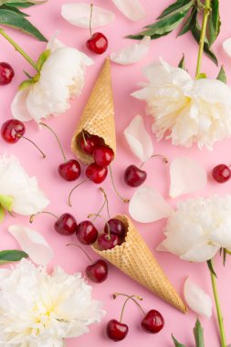 Yaz bahar arka plan ihale. Yukarıdan şakayık, kiraz, dondurma waffle koniler ve merengue pembe üzerinde görüntülemek. Kopya alanı ile üstten görünüm