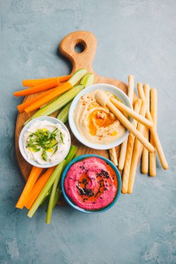 İştah açıcı Vejetaryen Sağlıklı küçük kase kesme tahtası üzerinde kesme Makarna Sosları dips. Yukarıdan görüntüleyin. Sağlıklı detoks kilo kaybı kavramı. 