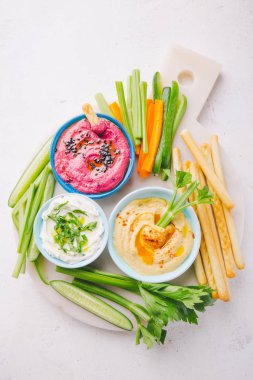 İştah açıcı Vejetaryen Sağlıklı küçük kase kesme tahtası üzerinde kesme Makarna Sosları dips. Yukarıdan görüntüleyin. Sağlıklı detoks kilo kaybı kavramı. 