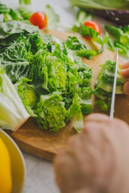 Taze yemek hazırlama adam masada sağlıklı salata detoks. Sarı kırmızı biber kesme. Portre