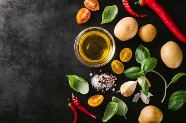 Yemek ya da gıda kavramı. Baharatlar ve sebzeler koyu siyah tablo arka plan üzerinde. Dan yukarıda kopya alanı ile göster