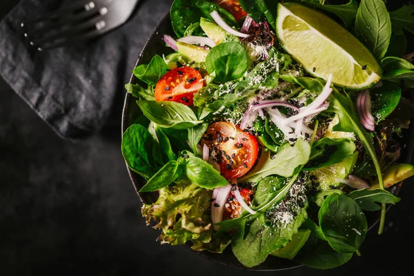 Salada Pronta Servida Tigela Fundo Mesa Escura Vista Cima Conceito — Fotografia de Stock