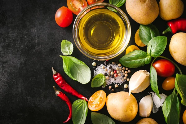 Yemek ya da gıda kavramı. Baharatlar ve sebzeler koyu siyah tablo arka plan üzerinde. Dan yukarıda kopya alanı ile göster