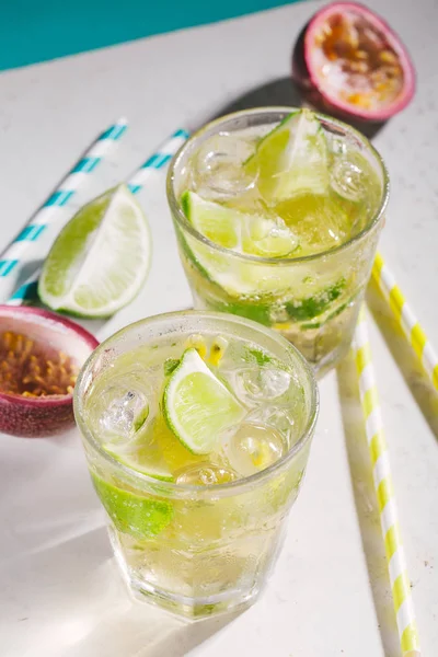 Fresca Limonata Estiva Con Ghiaccio Lime Frutto Della Passione Sfondo — Foto Stock