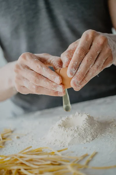 Nahaufnahme Des Herstellungsprozesses Von Hausgemachter Pasta Koch Machen Frische Italienische — Stockfoto