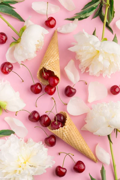 Yaz bahar arka plan ihale. Yukarıdan şakayık, kiraz, dondurma waffle koniler ve merengue pembe üzerinde görüntülemek. Kopya alanı ile üstten görünüm