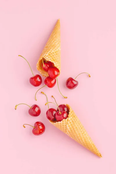 Kirschen Waffel Eistüten Auf Rosa Hintergrund Flach Lag Sommerkonzept — Stockfoto