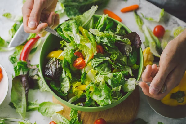 Hombre Preparando Cocina Fresca Desintoxicación Ensalada Saludable Mesa Mezcla Ensalada —  Fotos de Stock