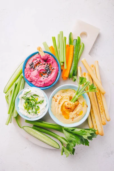 İştah açıcı Vejetaryen Sağlıklı küçük kase kesme tahtası üzerinde kesme Makarna Sosları dips. Yukarıdan görüntüleyin. Sağlıklı detoks kilo kaybı kavramı. 