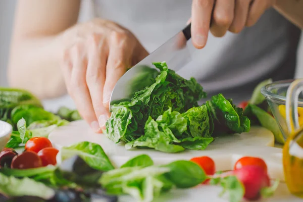 Man Preparing Cooking Fresh Detox Healthy Salad Table Closeup — Stock Photo, Image