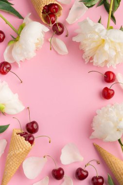Yaz bahar arka plan ihale. Yukarıdan şakayık, kiraz, dondurma waffle koniler ve merengue pembe üzerinde görüntülemek. Kopya alanı ile üstten görünüm