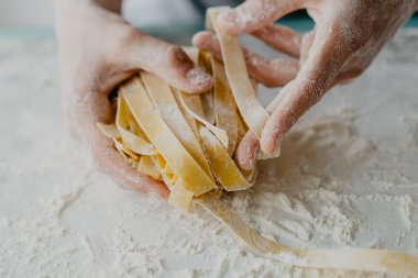 Ev yapımı makarna yapma işlemi closeup. Şef olun taze geleneksel makarna çeşitleri 