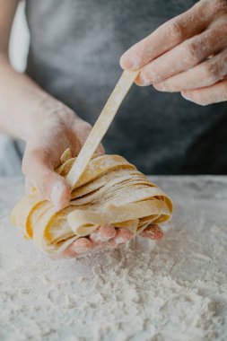 Ev yapımı makarna yapma işlemi closeup. Şef olun taze geleneksel makarna çeşitleri 