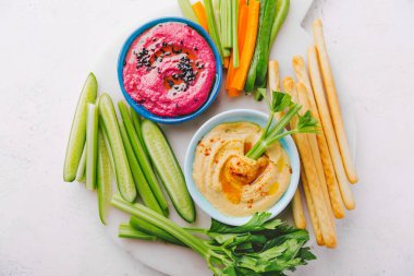 İştah açıcı Vejetaryen Sağlıklı küçük kase kesme tahtası üzerinde kesme Makarna Sosları dips. Yukarıdan görüntüleyin. Sağlıklı detoks kilo kaybı kavramı. 
