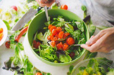 Taze yemek hazırlama adam masada sağlıklı salata detoks. Kase salata karıştırma. 