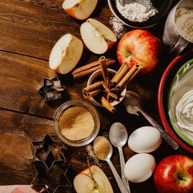 Sonbahar elmalı pasta pişirme kavramı. Yukarıdan mutfak masasında görüntüleyin. Pişirme süreci malzemeler ile pişirme. 