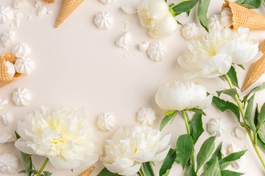 Yaz bahar arka plan ihale. Yukarıdan şakayık, kiraz, dondurma waffle koniler ve merengue üzerinde bej ile görüntüleyin. Kopya alanı ile üstten görünüm