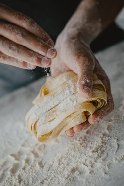 Ev yapımı makarna yapma işlemi closeup. Şef olun taze geleneksel makarna çeşitleri 