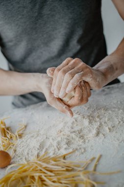 Ev yapımı makarna yapma işlemi closeup. Şef olun taze geleneksel makarna çeşitleri 